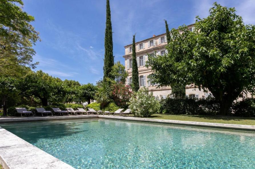 Hotel Château de MAZAN on foot Hill of Mont Ventoux 